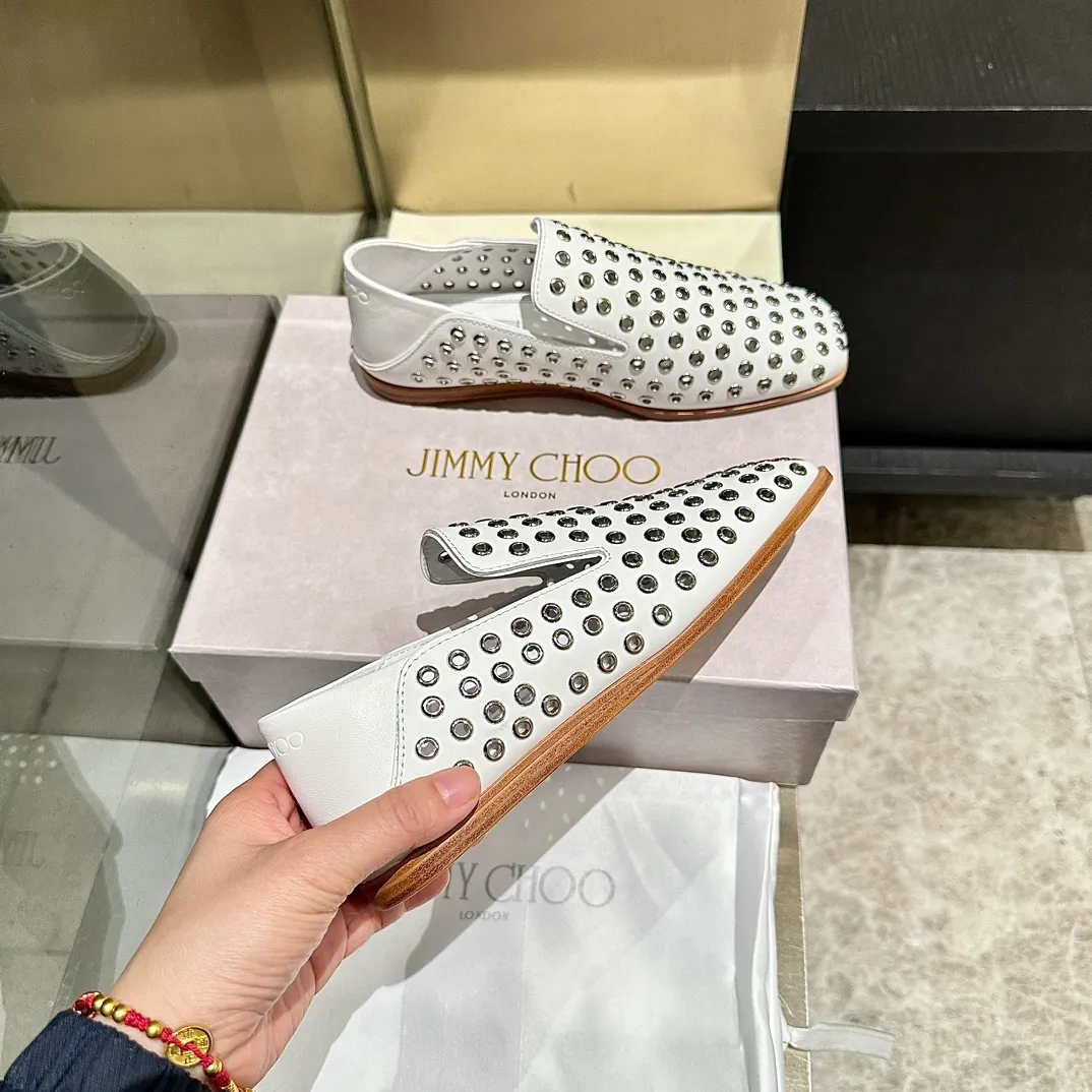 👟👟Ex-factory price 660👟👟 The new JIMMY CHOO, Loaf shoes, exclusive sale, rivet decoration design style is very unique, designed with the latest technology, strong three-dimensional effect👍Multiple technologies are integrated together, subverting fashion, super stylish! The combination is super beautiful. The original version is 1:1, versatile and trendy, both salty and sweet! Size: 35-40 Outsole: Leather outsole